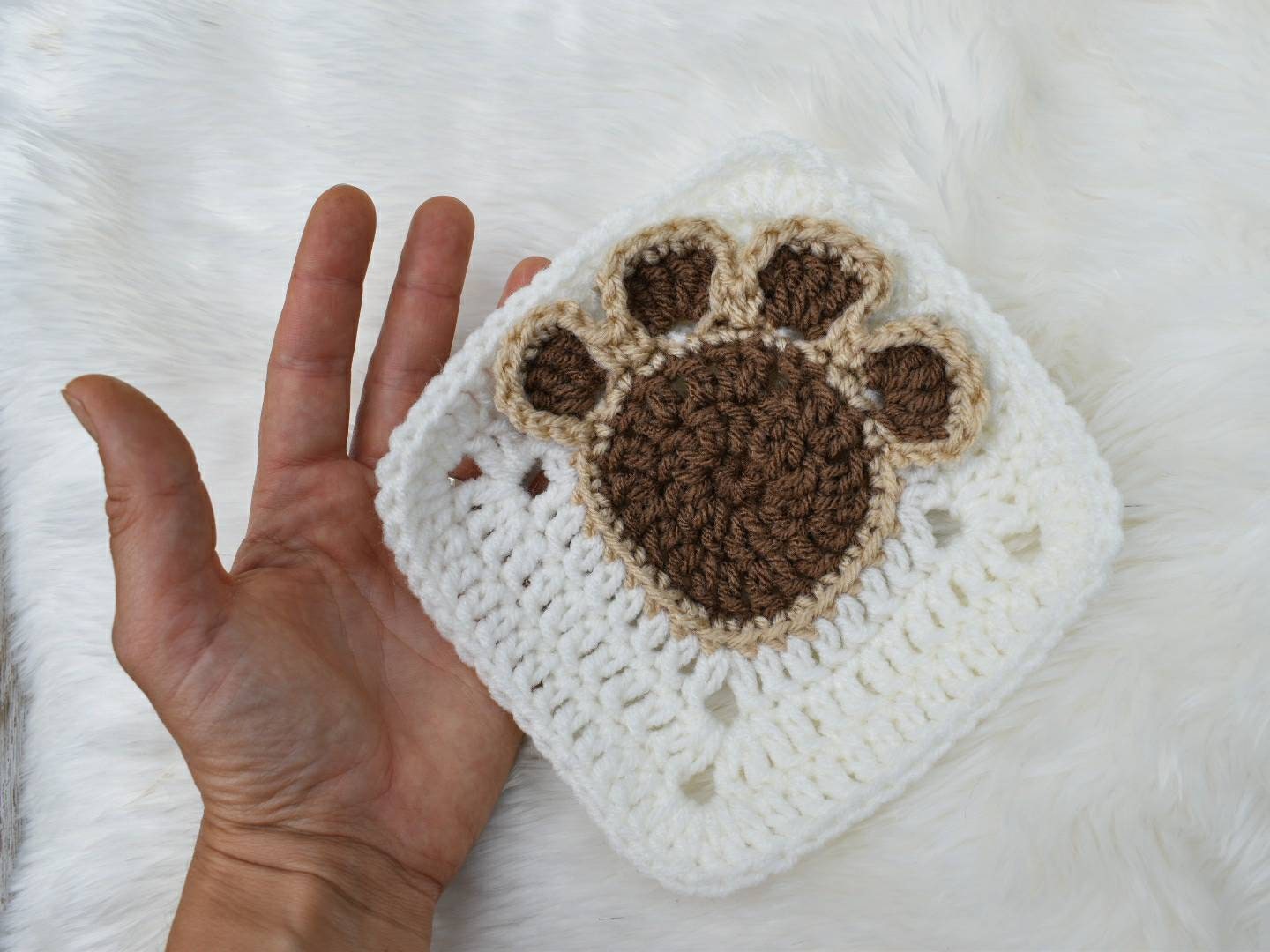 Paw print granny square easy crochet pattern, pet paw print design afghan block, crochet footprint pattern, beginner crochet granny square